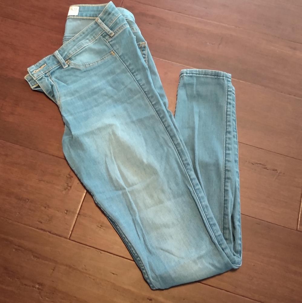 🌼 Light wash skinny jeans